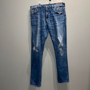 Jean shop mens jeans. Size 33. Medium Jim. 99% cotton, 1% spandex. Distressed.